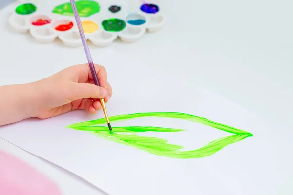 Kinderhand Zeichnet Grünes Blatt Mit Aquarellen Auf Weißem Papier Konzept — Stockfoto