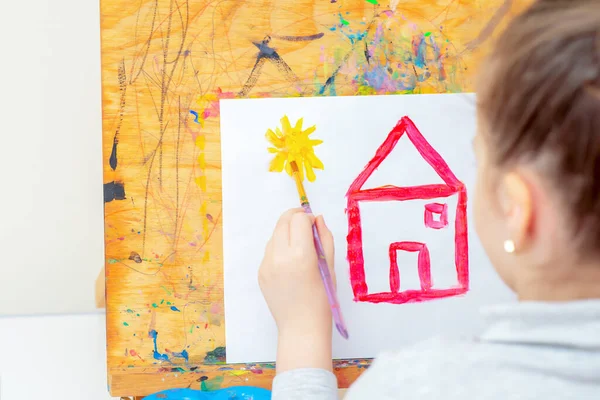 Kinderhände Zeichnen Hause Gelbe Sonne Und Rotes Haus Mit Aquarellen — Stockfoto
