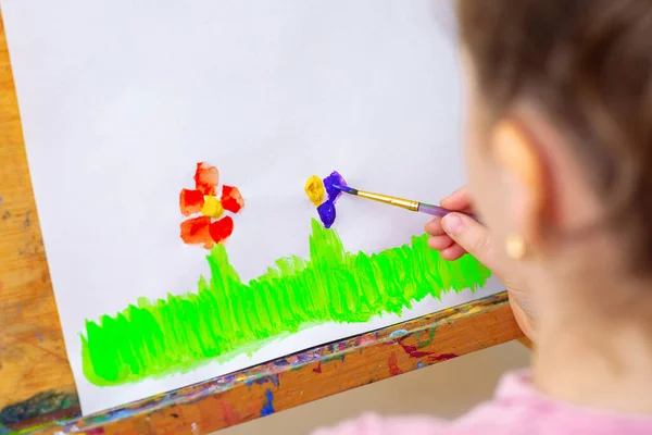 Kind Tekent Bloemen Door Aquarellen Wit Papier Een Ezel Concept — Stockfoto