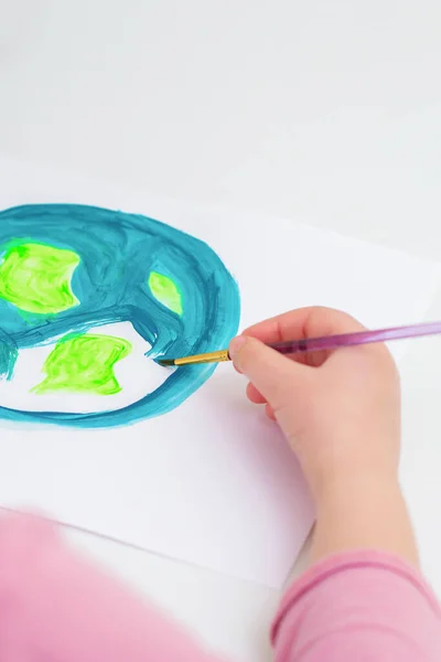 Aproape Mâna Copilului Care Desenează Planeta Pământ Pensulă Vopsele Acrilice — Fotografie, imagine de stoc