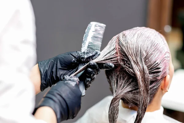 Widok Tyłu Rąk Fryzjera Farbowanie Włosów Kobiety Zbliżenie — Zdjęcie stockowe