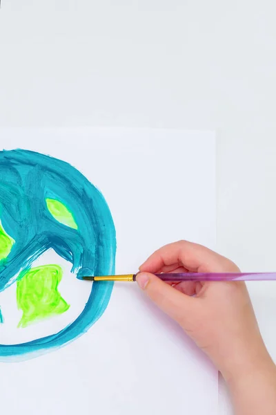 Zbliżenie Ręki Dzieciaka Rysującego Obraz Kuli Ziemskiej Dziecko Maluje Ziemię — Zdjęcie stockowe