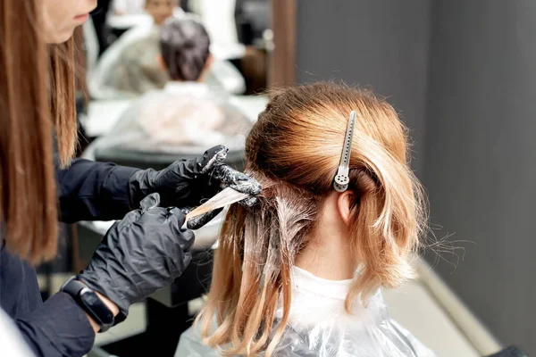 Mãos Cabeleireiro Tingir Cabelo Mulher Jovem Salão Cabeleireiro — Fotografia de Stock