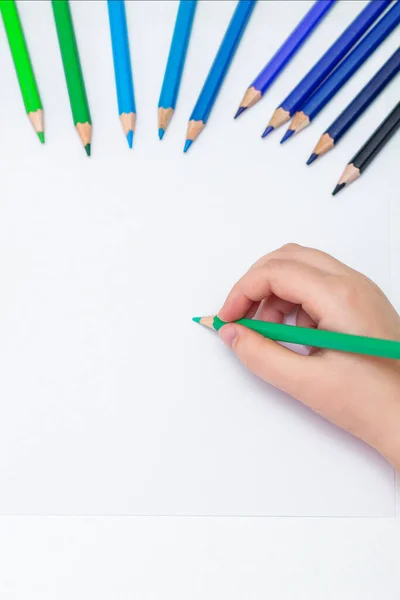 Bovenaanzicht Van Hand Van Het Kind Schilderij Een Wit Vel — Stockfoto