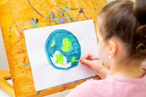 Die Rückansicht Des Mädchens Bemalt Den Planeten Erde Mit Pinsel — Stockfoto