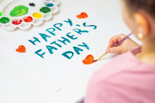 白い紙の上に水彩で幸せな父の日のグリーティングカードで赤いハートを描いています 父の日のコンセプト — ストック写真