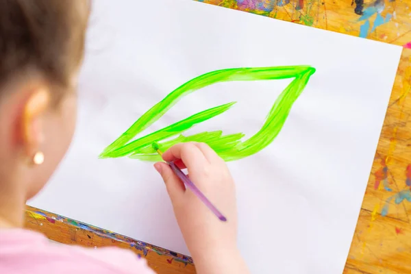 Kinderhand Zeichnet Mit Pinsel Und Aquarell Grünes Blatt Auf Ein — Stockfoto