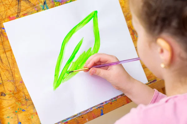孩子们用水彩画绿叶的手放在画架上的白纸上 地球日的概念 — 图库照片