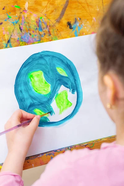 아이의 종이에 아크릴 페인트로 지구를 그립니다 지구의 — 스톡 사진