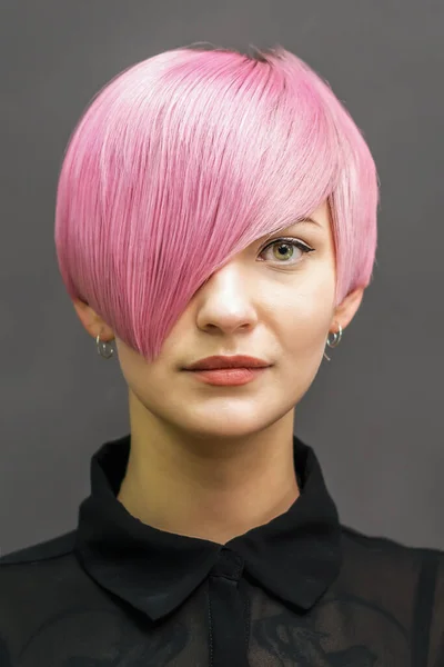 Retrato Una Hermosa Mujer Joven Con Peinado Corto Rosa Sobre —  Fotos de Stock