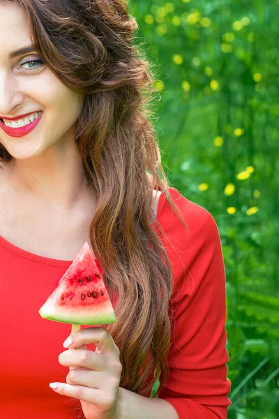 Krásná Usmívající Žena Drží Kus Melounu Pozadí Zelené Trávy — Stock fotografie