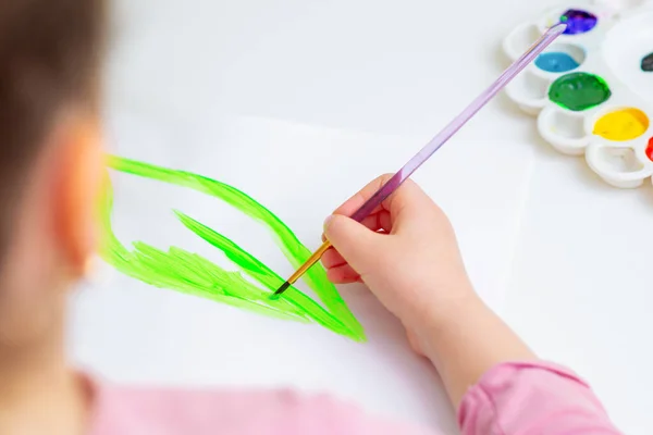Kinderhand Zeichnet Grünes Blatt Mit Aquarellen Auf Weißem Papier Konzept — Stockfoto