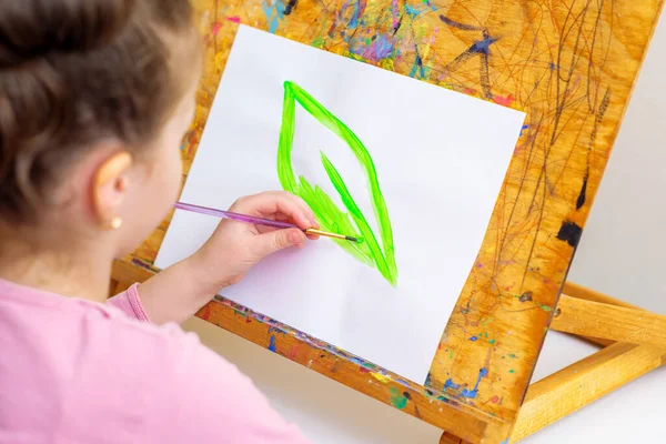 Kinderhand Zeichnet Grünes Blatt Mit Pinsel Von Aquarellen Auf Weißem — Stockfoto
