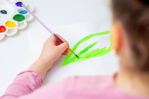 Kind Zeichnet Grünes Blatt Mit Aquarellen Auf Weißem Papier Tag — Stockfoto