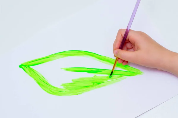 Mano Niño Dibujando Hoja Verde Con Pincel Por Acuarelas Sobre — Foto de Stock