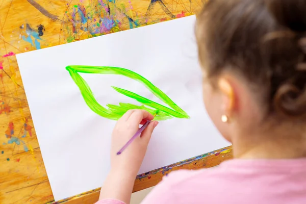 Kinderhand Zeichnet Grünes Blatt Mit Aquarellen Auf Weißem Papier Auf — Stockfoto