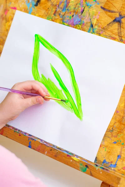 Primer Plano Mano Del Niño Dibujar Hoja Verde Con Pincel —  Fotos de Stock