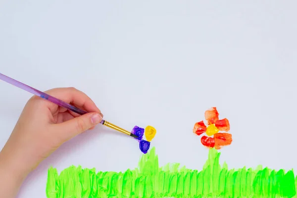 Kinderhände Malen Blumen Auf Weißes Papier Ansicht Von Oben — Stockfoto