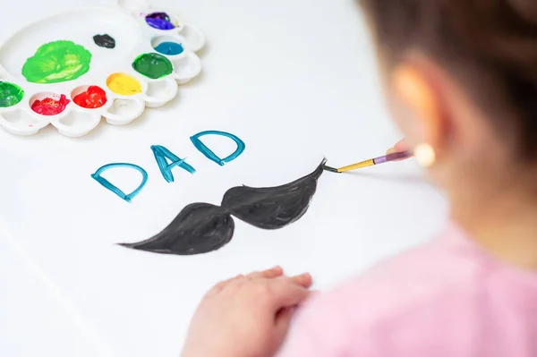 Vue Arrière Littel Fille Dessine Moustache Noire Avec Mot Papa — Photo