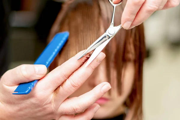 Handen Van Kapper Knippen Haar Van Vrouw Kappersstudio — Stockfoto