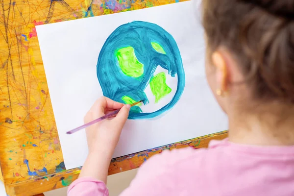 Kind Zeichnet Planeten Für Den Tag Der Erde Umweltschutz Feier — Stockfoto