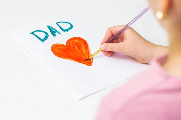 白い紙の上に水彩でお父さんのグリーティングカードで赤いハートを描いています 父の日のコンセプト — ストック写真