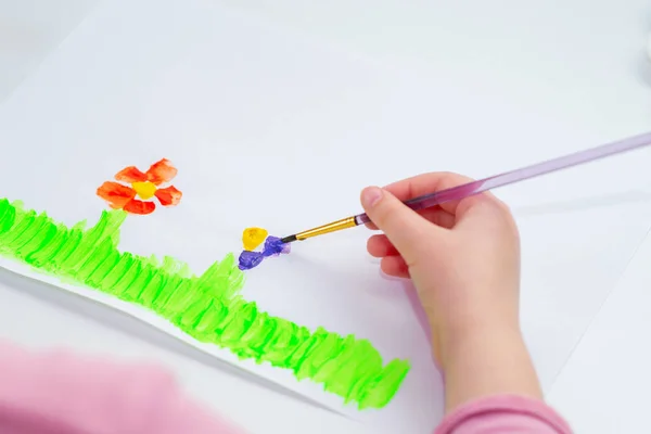 Niño Está Dibujando Flores Por Acuarelas Sobre Papel Blanco Concepto —  Fotos de Stock