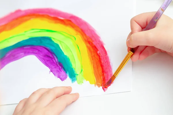 Großaufnahme Von Kinderhänden Die Regenbogen Mit Aquarellen Auf Weißem Papier — Stockfoto