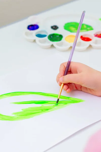 Primer Plano Mano Del Niño Dibujar Hoja Verde Con Pincel —  Fotos de Stock