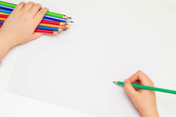 Visão Superior Mão Menina Desenho Por Lápis Verde Folha Branca — Fotografia de Stock