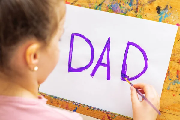 Child Drawing Purple Word Dad Greeting Card White Paper Easel — Stock Photo, Image