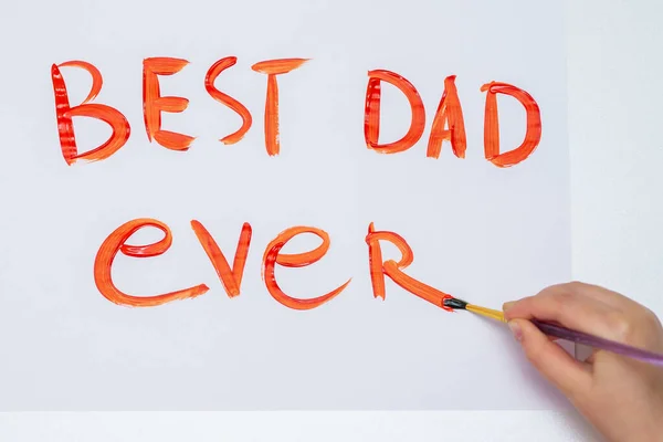 手書きのテキストを描く子供の手のトップビュー最高のお父さんこれまで白い紙の上に 幸せな父の日と家族の概念 — ストック写真