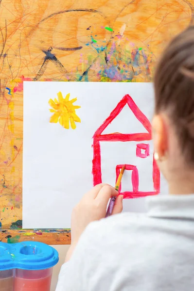 Kind Zeichnet Haus Mit Aquarellen Auf Staffelei — Stockfoto