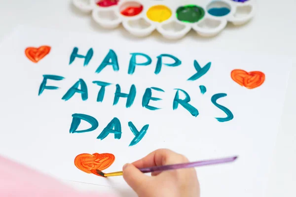 白い紙に幸せな父の日の挨拶カードで赤いハートを描く子供の手 家族と父の日の概念 — ストック写真