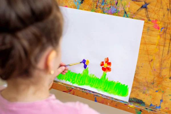 Hand Eines Kleinen Mädchens Zeichnet Blumen Auf Grünem Gras Mit — Stockfoto