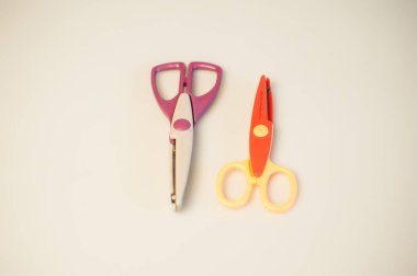 Beyaz arkaplanda renkli makas