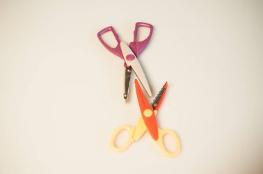 Beyaz arkaplanda renkli makas