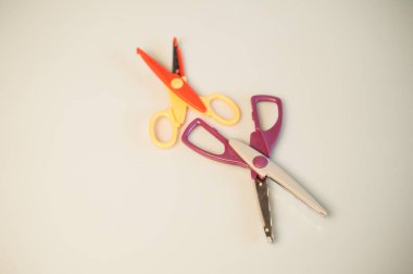 Beyaz arkaplanda renkli makas