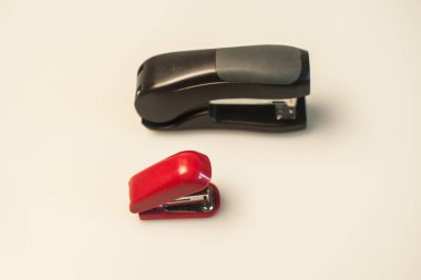 Siyah ve kırmızı izole zımbalar.