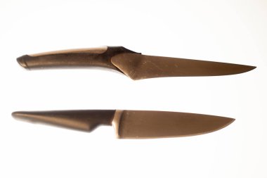 Beyaz arkaplanda bıçak bileşimi