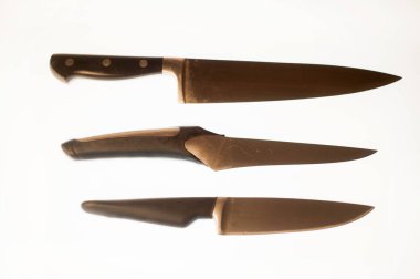 Beyaz arkaplanda bıçak bileşimi