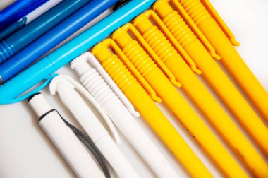 Mavi, sarı ve beyaz kalem desenleri