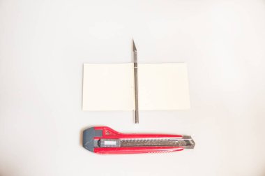 Kırmızı kırtasiye. Yapıştırıcı ve bıçak.