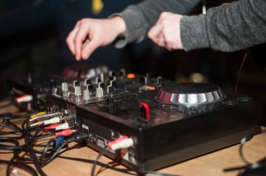 Parti makrosunda DJ denetleyici