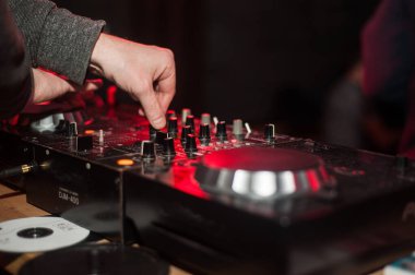 Parti makrosunda DJ denetleyici