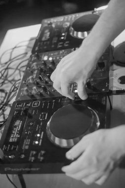 Parti makrosunda DJ denetleyici