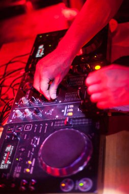 Parti makrosunda DJ denetleyici