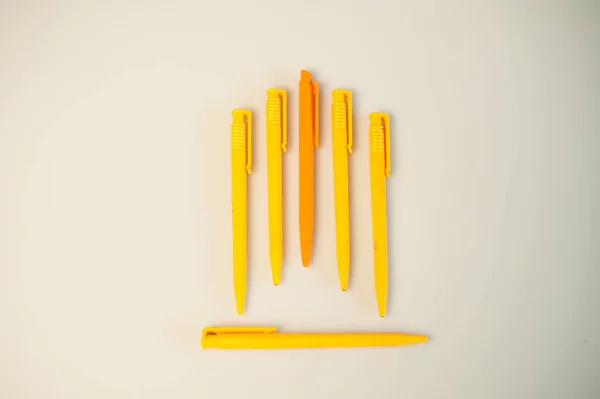 Gelbe Kugelschreiber Auf Weißem Hintergrund — Stockfoto