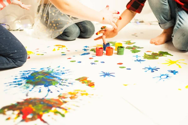 Enfants Jouant Avec Peinture Les Empreintes Digitales — Photo