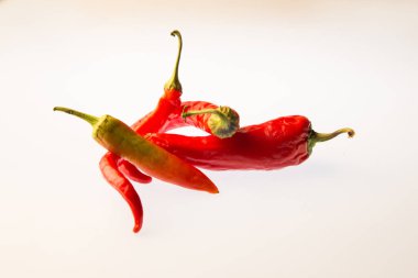 Beyaz izole arka planda kırmızı biber. Desen